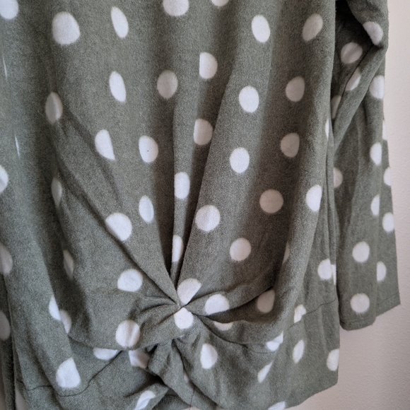 NWOT Gray and White Polka Dot Top Size M - Picture 2 of 4